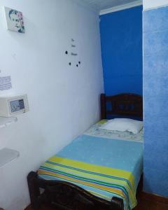 Un pat sau paturi într-o cameră la Del Castillo Mirador Hostel