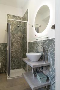 bagno con lavandino e doccia di THE SUN HOTEL BOUTIQUE NAPOLI a Napoli