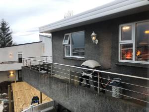 uma varanda de uma casa com um carro em Family friendly home close to golden circle and to city central! em Reykjavík