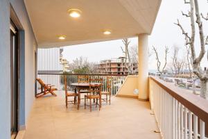 balcone con tavolo e sedie. di Nuovissimo Appartamento con Terrazza vista Mare a Francavilla al Mare