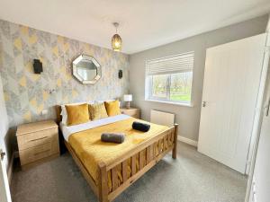 เตียงในห้องที่ 3 Bedroom Home centrally located in Folkestone, great location for contractors or families with parking