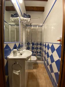 uma casa de banho com um lavatório e um WC em Can Domingo em Sóller