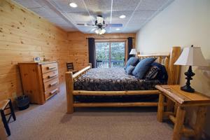 Katil atau katil-katil dalam bilik di River Ridge Retreat