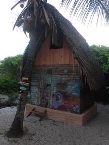 a small shack with graffiti on it on the beach at cabana sabiá in Camaçari