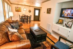 un soggiorno con un divano e un tavolo di Copper Duck Cottage a Copperhill