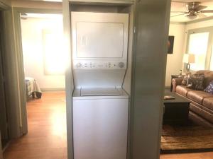 un frigorifero bianco in soggiorno di Copper Duck Cottage a Copperhill Altre 9 foto