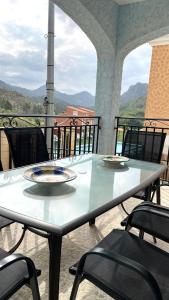 - une table avec deux assiettes sur le balcon dans l'établissement CASA RURAL G, à Elche de la Sierra