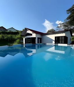 una gran piscina frente a una casa en Cabaña Campestre de con piscina, cocina, y wifi., en Carmen de Apicalá