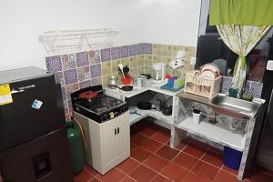 - Cocina de juguete con encimera y fregadero en Cabaña Campestre de con piscina, cocina, y wifi., en Carmen de Apicalá