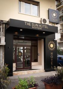 拿坡里的住宿－THE SUN HOTEL BOUTIQUE NAPOLI，一座建筑,上面有读太阳酒店图的标志