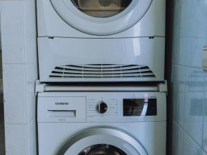 UitgeestにあるHouse by Uitgeestermeer with Gardenの乾燥機、洗濯機が備わります。