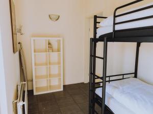 UitgeestにあるHouse by Uitgeestermeer with Gardenの二段ベッド2台と出入り口が備わる客室です。