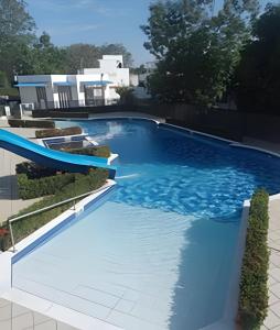 una vista aérea de una piscina de agua azul en Casa de descanso, estudio o trabajo, cocina y wifi, en Carmen de Apicalá