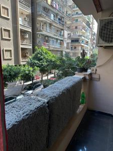 Blick auf eine Stadtstraße von einem Gebäude in der Unterkunft Home El Awhadi in Kairo