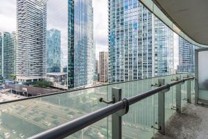 een balkon met uitzicht op de stad bij Downtown Apartments (2) in Toronto