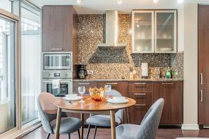 een keuken met een houten tafel en stoelen bij Downtown Apartments (2) in Toronto