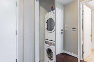een wasruimte met een wasmachine en droger bij Downtown Apartments (2) in Toronto