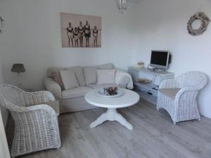 sala de estar con sofá, mesa y sillas en Lively apartment in Oostkapelle, en Oostkapelle