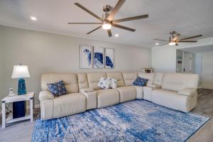 Et opholdsområde på Beach front view and only steps to the white sandy beach