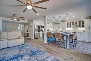 Køkken eller tekøkken på Beach front view and only steps to the white sandy beach