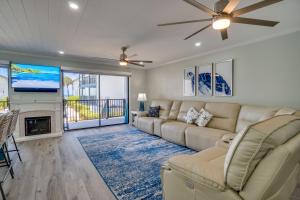 Et opholdsområde på Beach front view and only steps to the white sandy beach