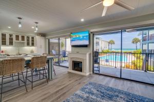 Køkken eller tekøkken på Beach front view and only steps to the white sandy beach + 29 billeder