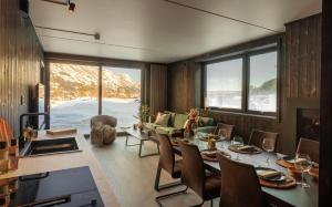 una sala da pranzo con tavolo, sedie e montagna di Koselig leilighet i Hemsedal, rett ved Fyri Resort - Ski inn - Ski out a Hemsedal