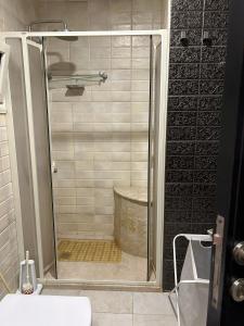 a bathroom with a shower with a tub at Zahran Apartment VIP شقة فندقية فاخرة in Cairo
