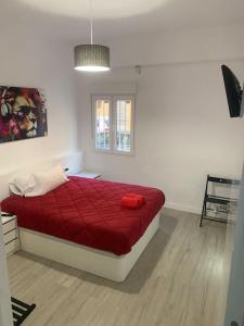 1 dormitorio con 1 cama con manta roja en Aerofira Paterna en Paterna