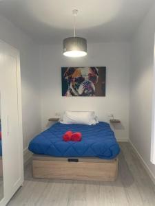 een slaapkamer met een bed met twee rode kussens erop bij Aerofira Paterna in Paterna