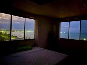 a bedroom with a window with a view of the ocean at Departamento Suite frente al Mar in Manta