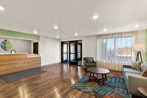 een woonkamer met een bank en een tafel bij WoodSpring Suites Fort Collins in Fort Collins