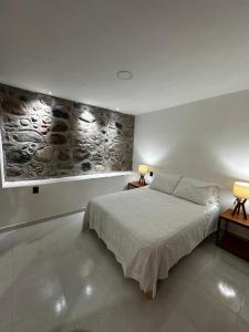 sypialnia z łóżkiem i obrazem na ścianie w obiekcie Casa Cuauhtémoc 1 w mieście Puerto Vallarta