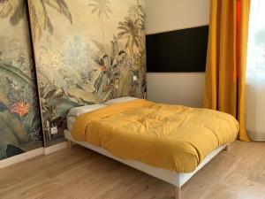 - une chambre avec un lit orné d'une peinture murale dans l'établissement Maison 8 personnes loisirs ou travail campagne ville, à Château-Gontier
