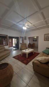ein Wohnzimmer mit einem Sofa und einem Couchtisch in der Unterkunft Alhoa Halfway Stop in Gariepdam