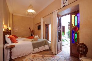 Postel nebo postele na pokoji v ubytování Riad Darino Marrakech Heritage