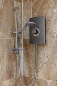 a shower with a shower head in a bathroom at Central and Modern one bedroom flat in Oxford