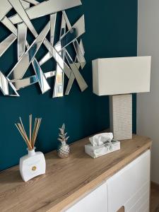 Maison au calme avec spa et rivière à côté de CHARTRES في Saint-Prest: طاولة مع مصباح على جدار أزرق