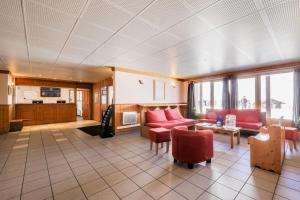 una sala de estar con sofás rojos y una mesa. en Résidence Les Valmonts - maeva Home - Appartement 4 Pièces 8 Personnes - Séle 41, en Saint-Martin-de-Belleville