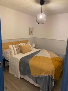 una camera con letto e luce a ciondolo di Apartamento Madrid Centro - Barrio de Las Letras a Madrid