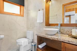 ein Badezimmer mit Waschbecken und Toilette in der Unterkunft Cabana Gelb Hütte Vila Germânica by Achei in Nova Petrópolis + 22 Fotos