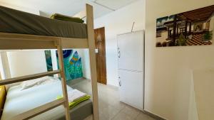 um quarto com 2 beliches e um closet em La Luz Hostal Cancun em Cancún