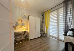 Kuchyňa alebo kuchynka v ubytovaní Spacious Room - Peaceful Retreat, 2 Minutes to Gdańsk Old Town