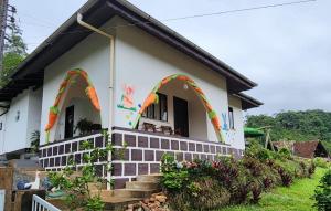 ポメロデにあるCasa Oma Loniの前方のアーチ型の家