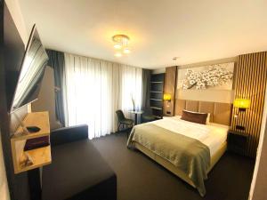 ein Hotelzimmer mit einem Bett und einem Fenster in der Unterkunft Apartments Amtzell, kontaktloser Check-in in Amtzell