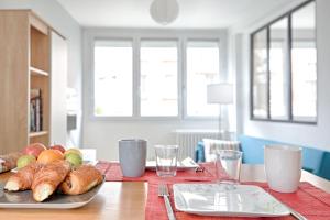 Makanan di atau berdekatan apartmen