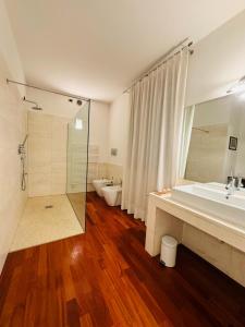 uma casa de banho com 2 WC, um lavatório e um chuveiro em Villa Tramonte em Teolo