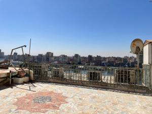 uma varanda com vista para o horizonte da cidade em Nile and island no Cairo