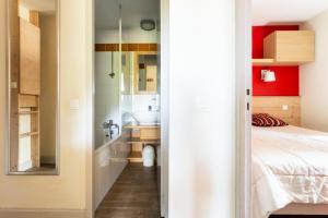 a small bedroom with a bed and a bathroom at Résidence Plagne Lauze - maeva Home - Appartement 2 Pièces 5 Personnes - Sélection MAE-4054 in Mâcot La Plagne +26 photos