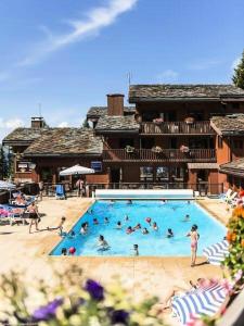 a group of people in a swimming pool at a hotel at Résidence Plagne Lauze - maeva Home - Appartement 2 Pièces 5 Personnes - Séle 34 in Mâcot La Plagne